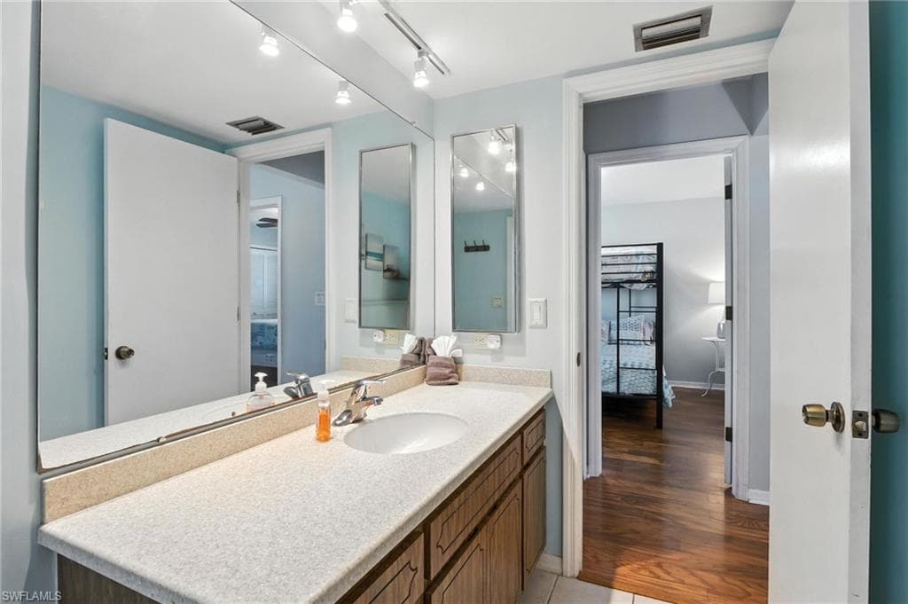 28 SE 12th AVE-24