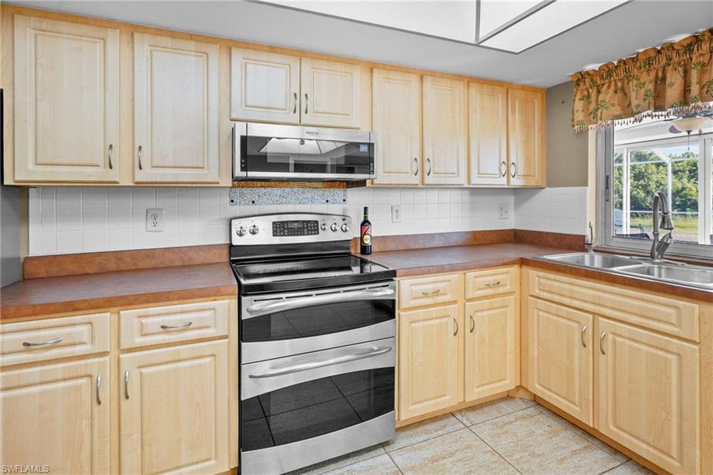711 Mirror Lakes DR-5