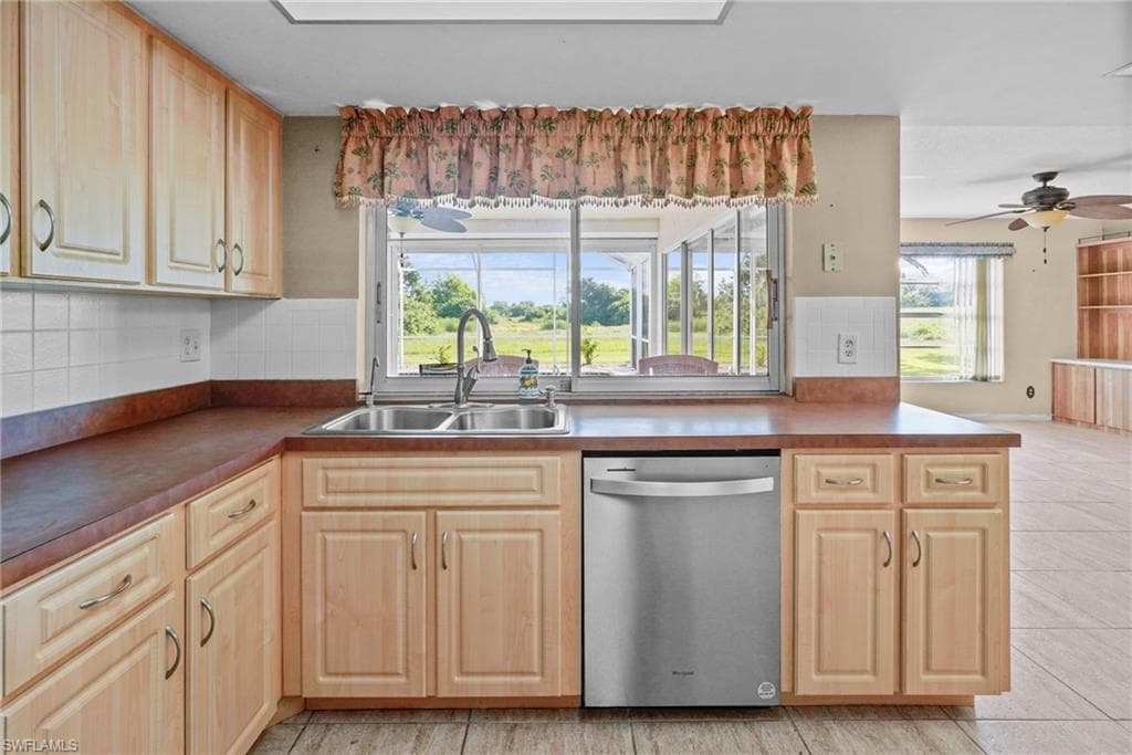 711 Mirror Lakes DR-6