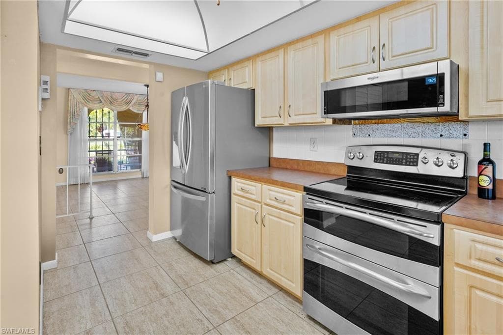 711 Mirror Lakes DR-4