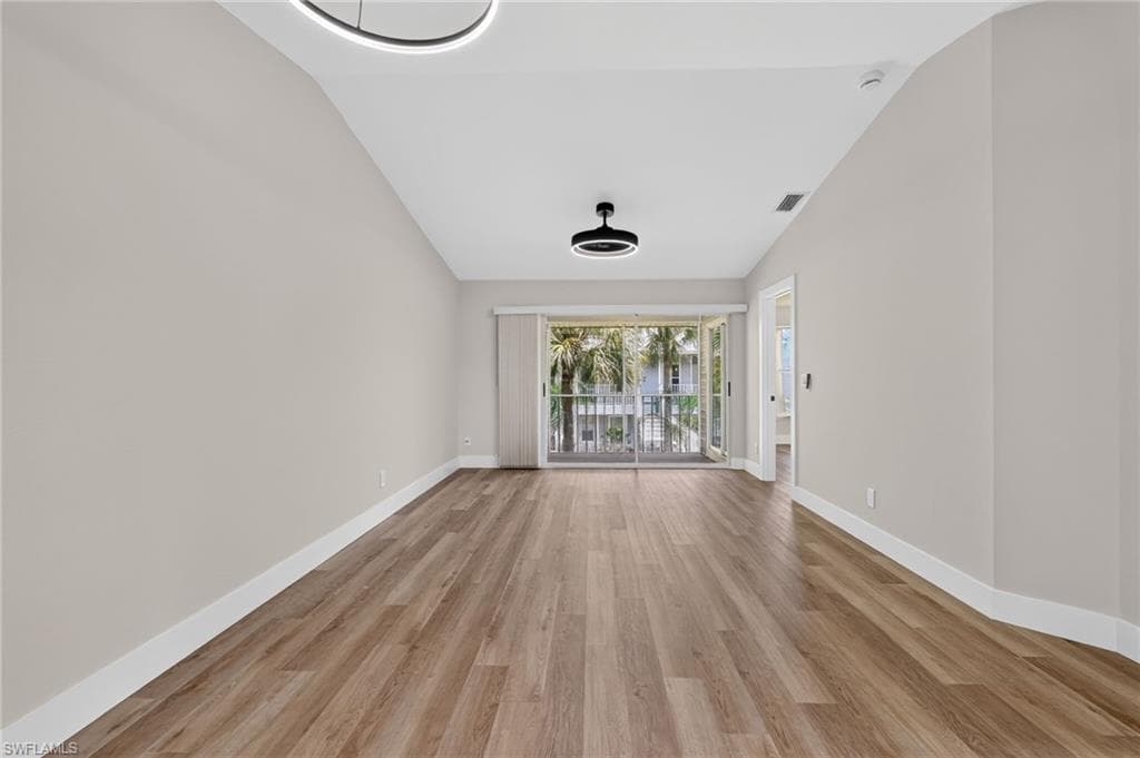 1915 Courtyard WAY 202-32