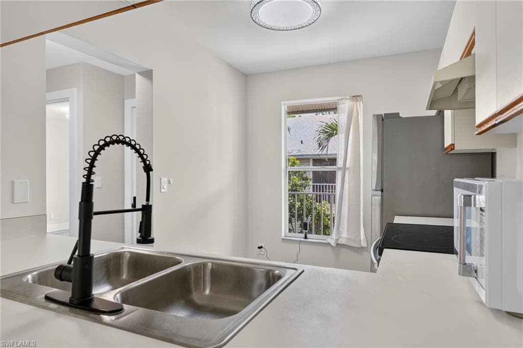 1915 Courtyard WAY 202-20