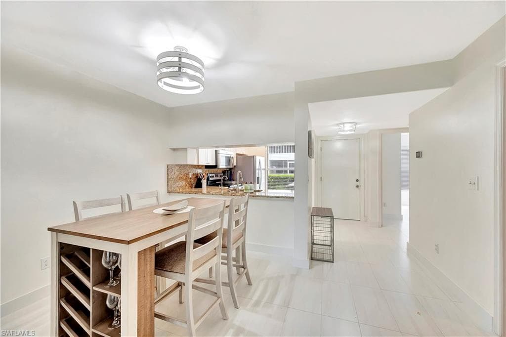 1925 Courtyard WAY F101-6