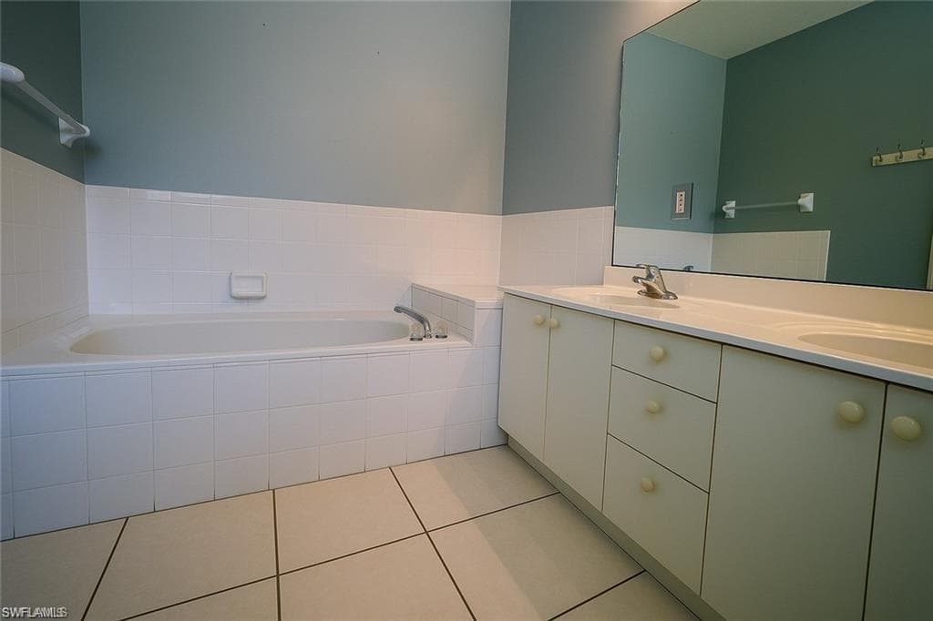 700 Luisa LN 2-25