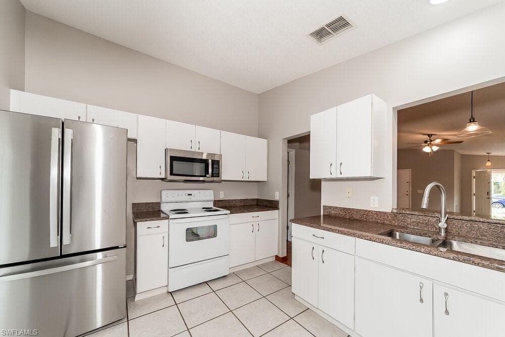 3575 Chinaberry LN-7