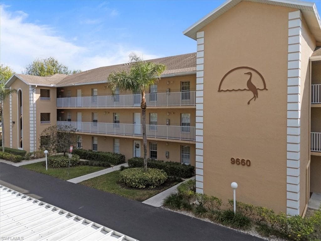 9660 Victoria LN 206-1
