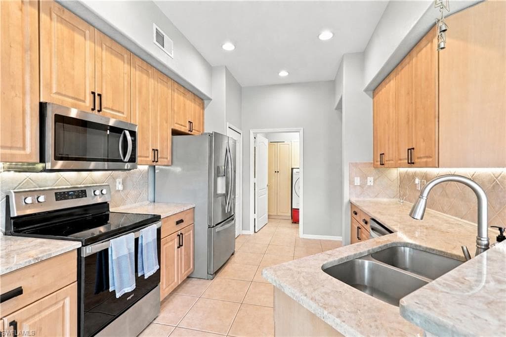 9265 Belleza WAY 204-7