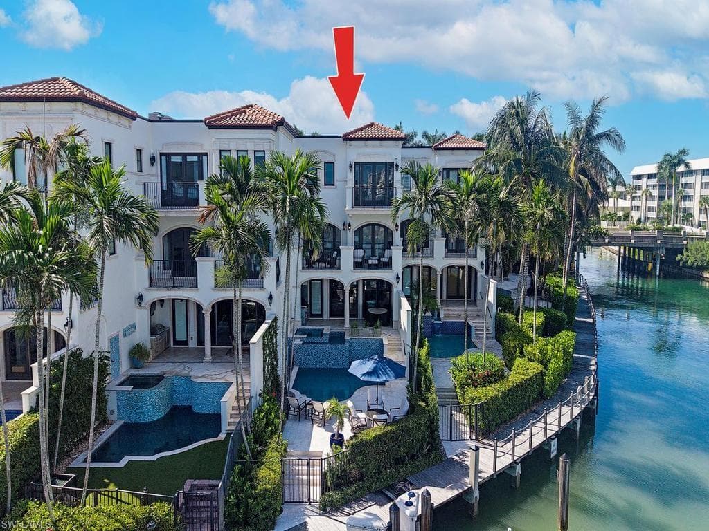 221 Harbour DR 6-3