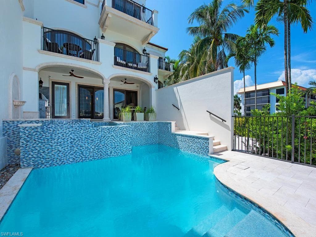 221 Harbour DR 6-5