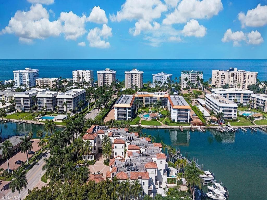 221 Harbour DR 6-33