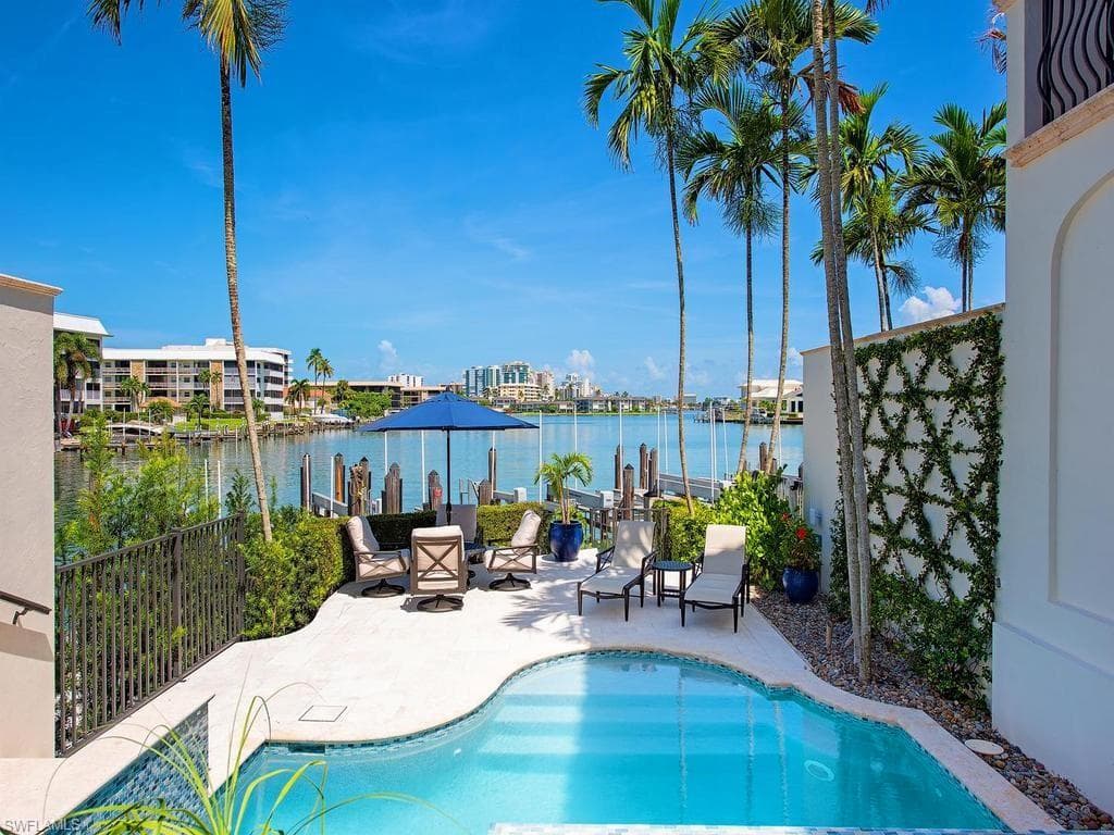 221 Harbour DR 6-4