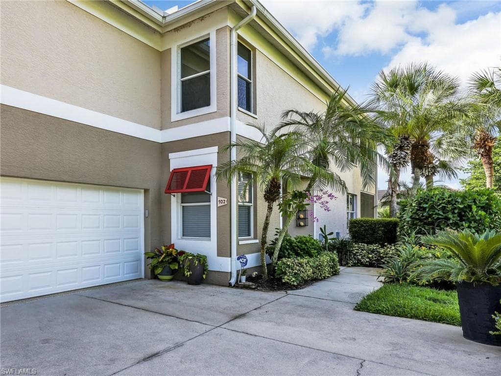 882 Carrick Bend CIR 102-4