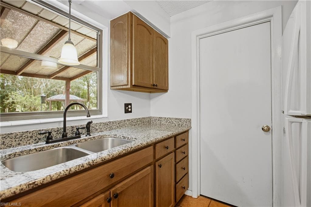 16564 25th LN-18