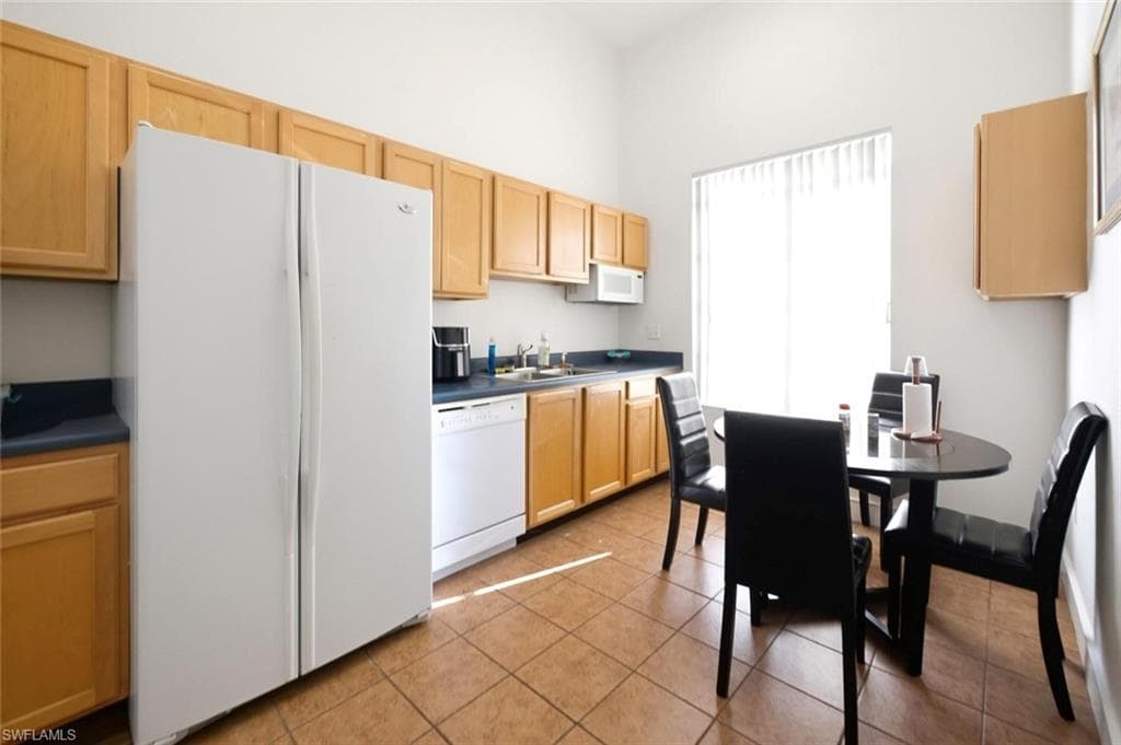 8271 Key Royal CIR 931-33