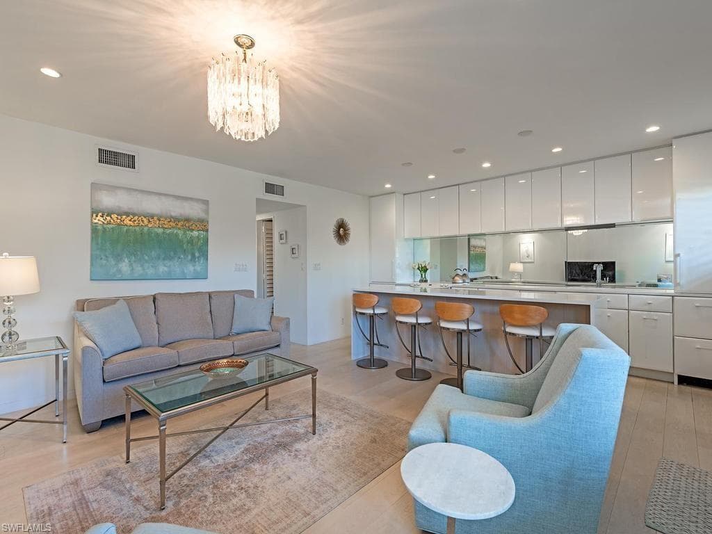 1100 Gulf Shore BLVD N 305-2