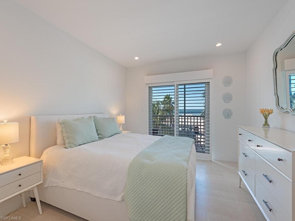 1100 Gulf Shore BLVD N 305-5