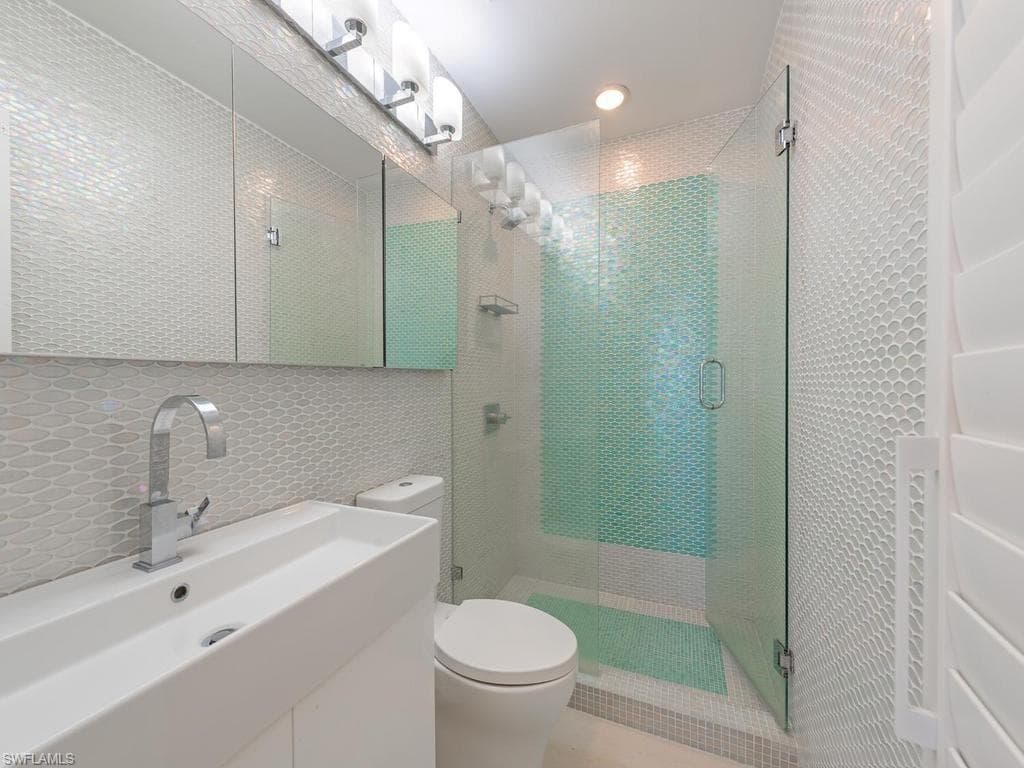 1100 Gulf Shore BLVD N 305-7