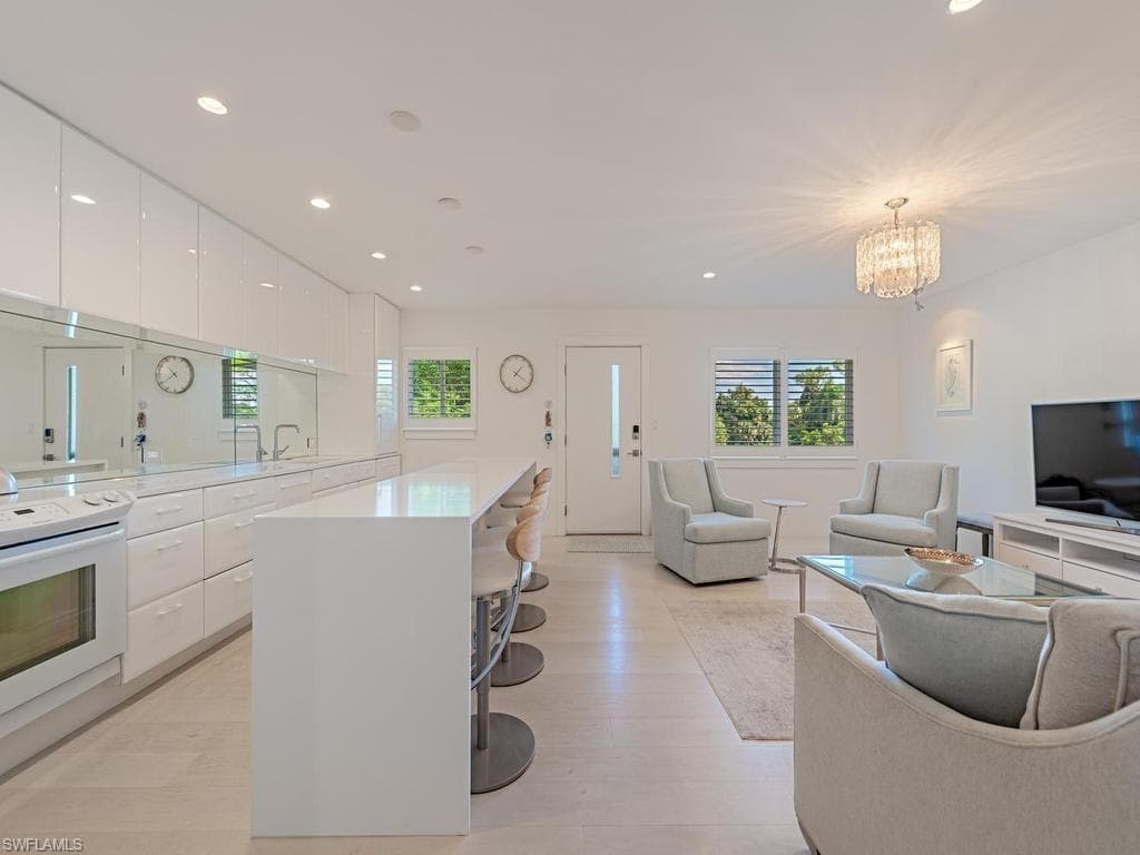 1100 Gulf Shore BLVD N 305-2