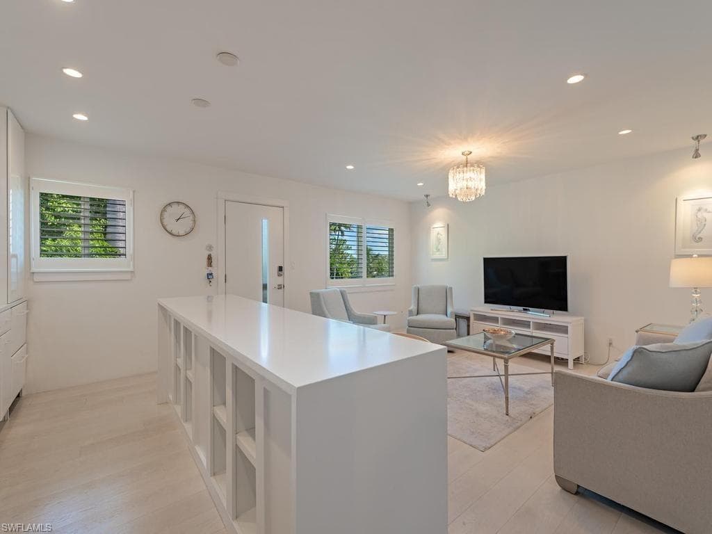 1100 Gulf Shore BLVD N 305-5