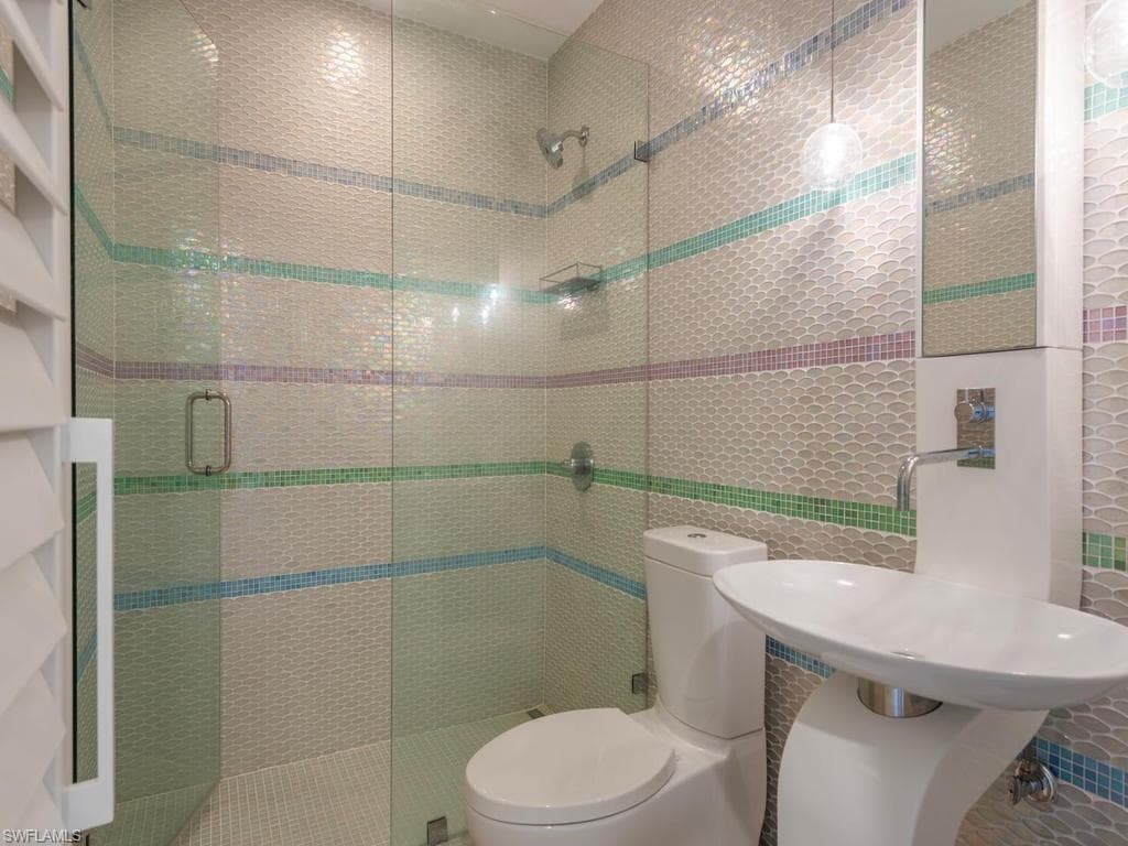 1100 Gulf Shore BLVD N 305-9