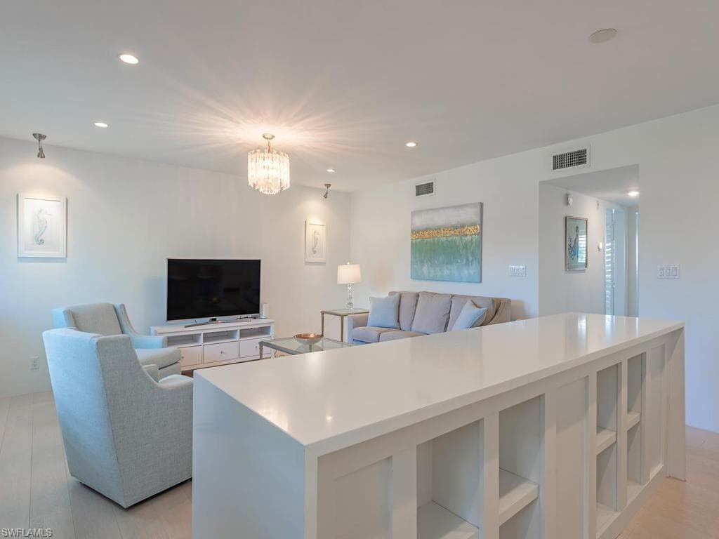 1100 Gulf Shore BLVD N 305-4