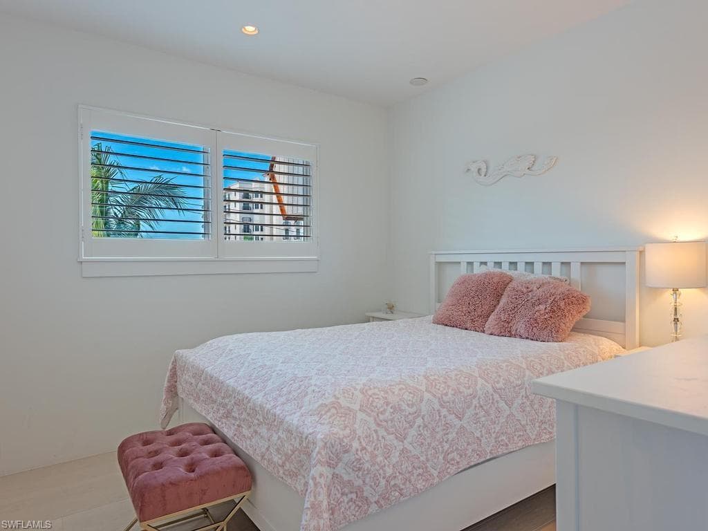 1100 Gulf Shore BLVD N 305-8