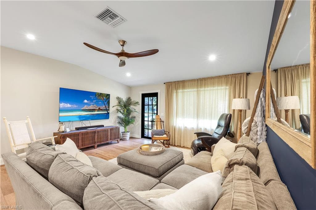 6100 Dogwood WAY-35