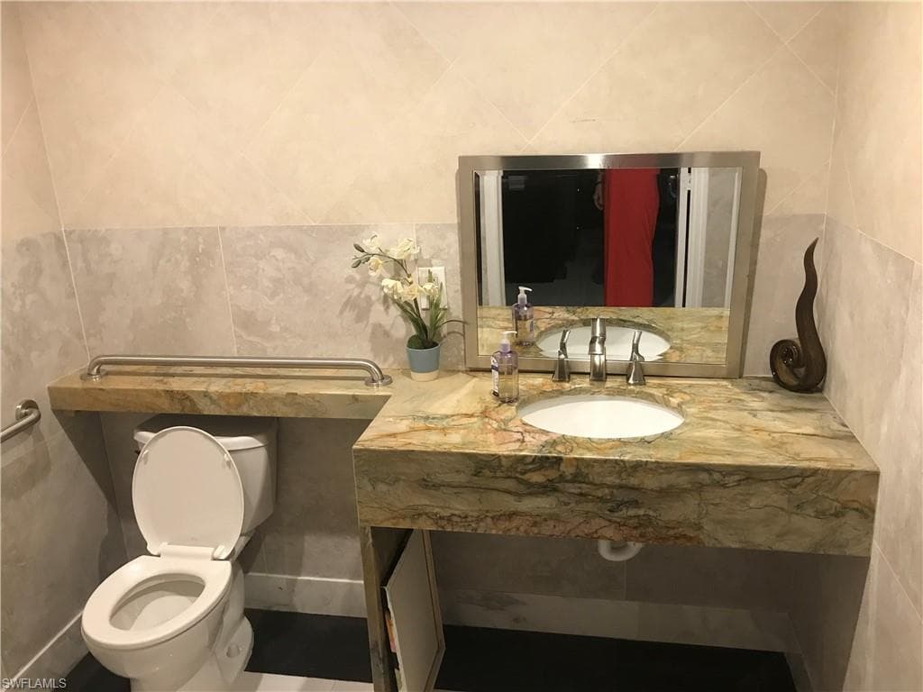 2432 Davis Blvd, Naples, FL 34104-10