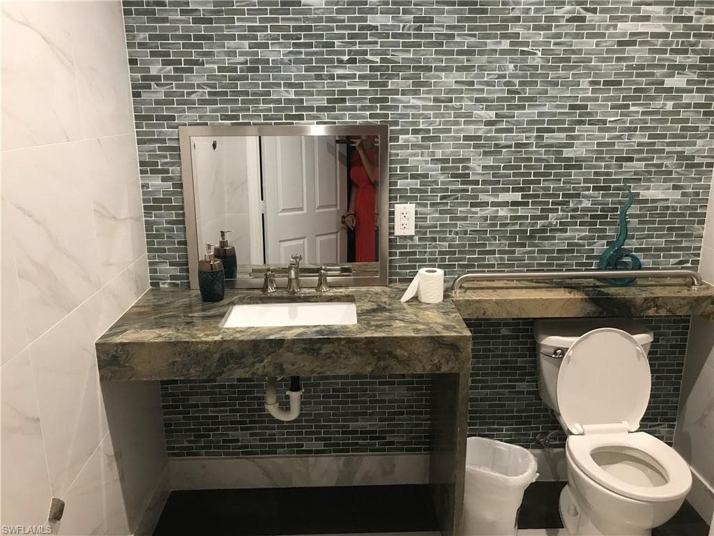 2432 Davis Blvd, Naples, FL 34104-11