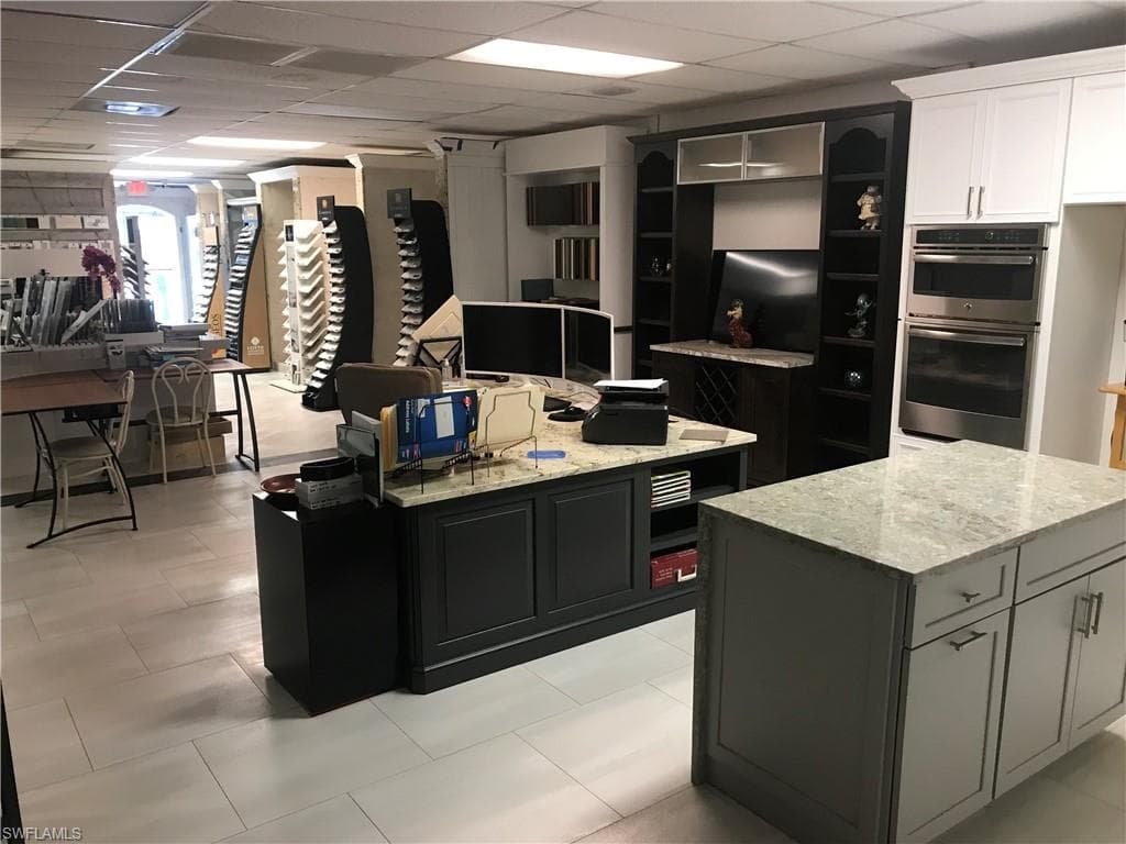 2432 Davis Blvd, Naples, FL 34104-15