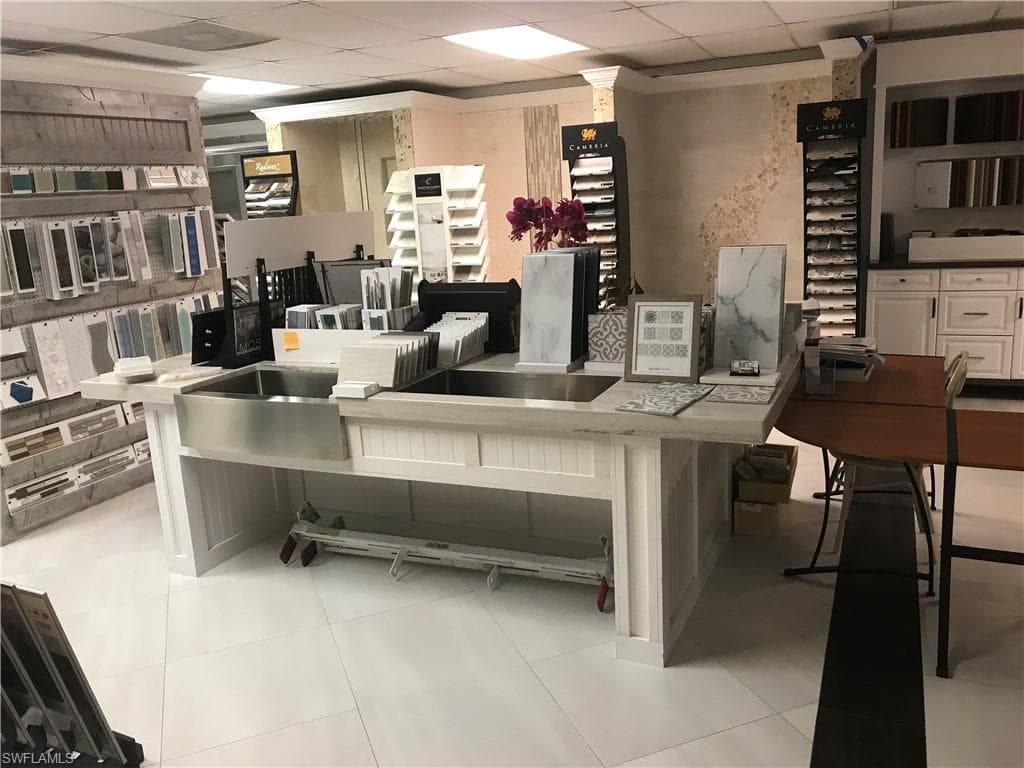 2432 Davis Blvd, Naples, FL 34104-1