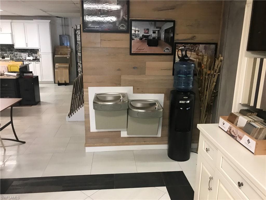 2432 Davis Blvd, Naples, FL 34104-2