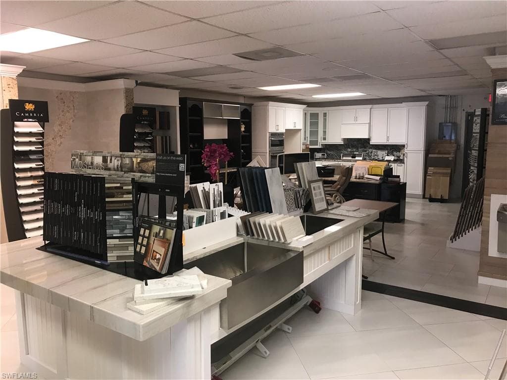 2432 Davis Blvd, Naples, FL 34104-3