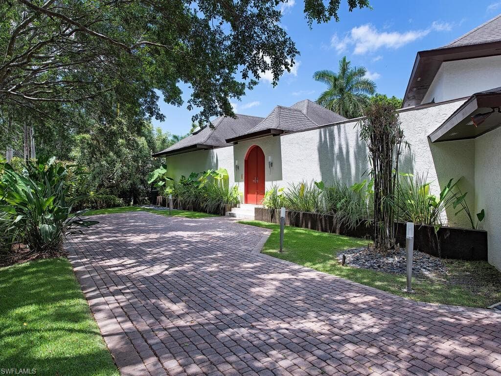 2680 Lantern Ln, Naples, FL 34102-5