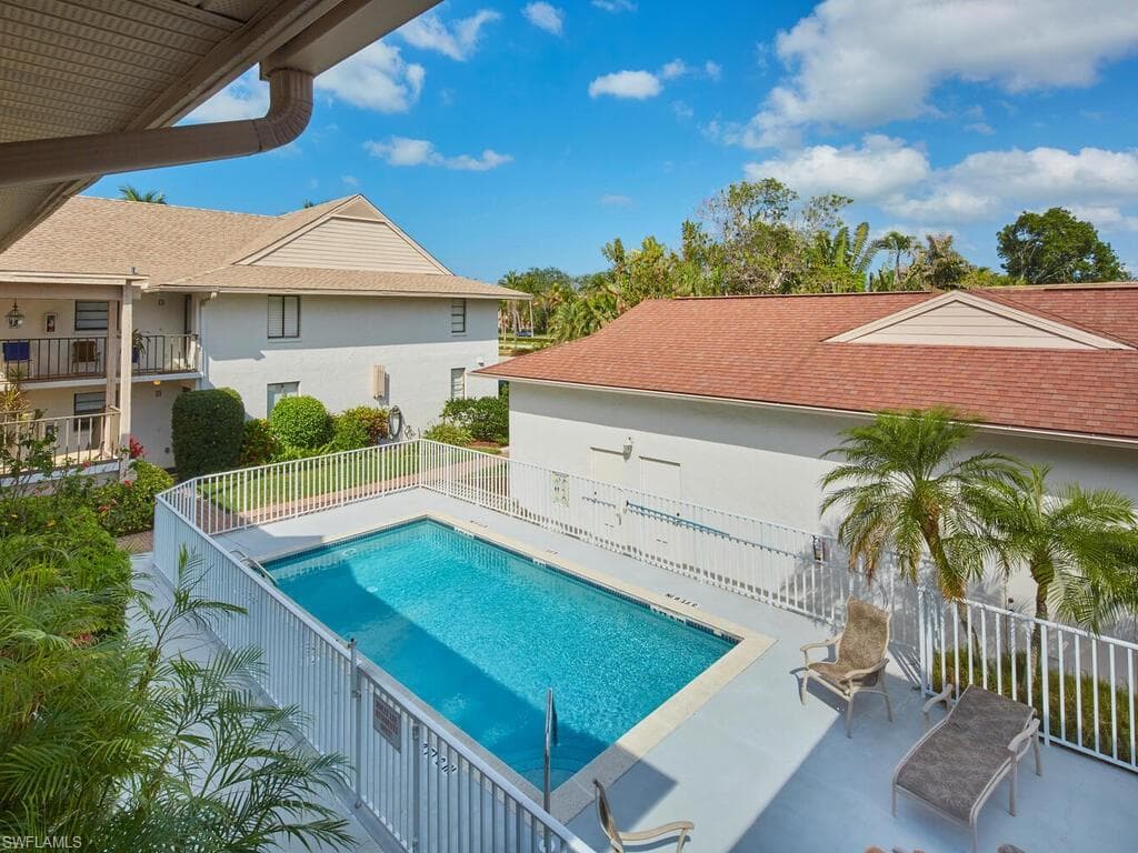 415 10th Ave S 7, Naples, FL 34102-4