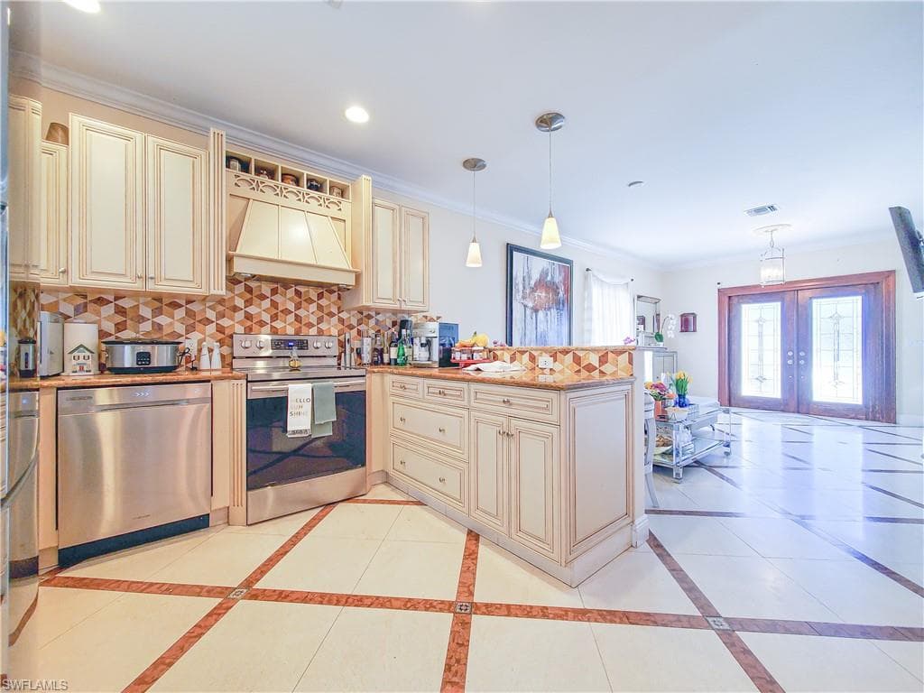 834 105th Ave N, Naples, FL 34108-11
