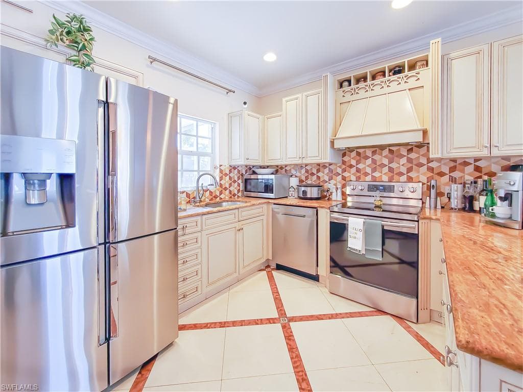 834 105th Ave N, Naples, FL 34108-12