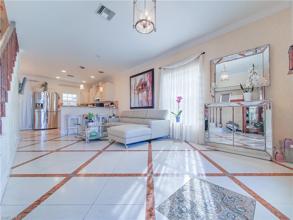 834 105th Ave N, Naples, FL 34108-5