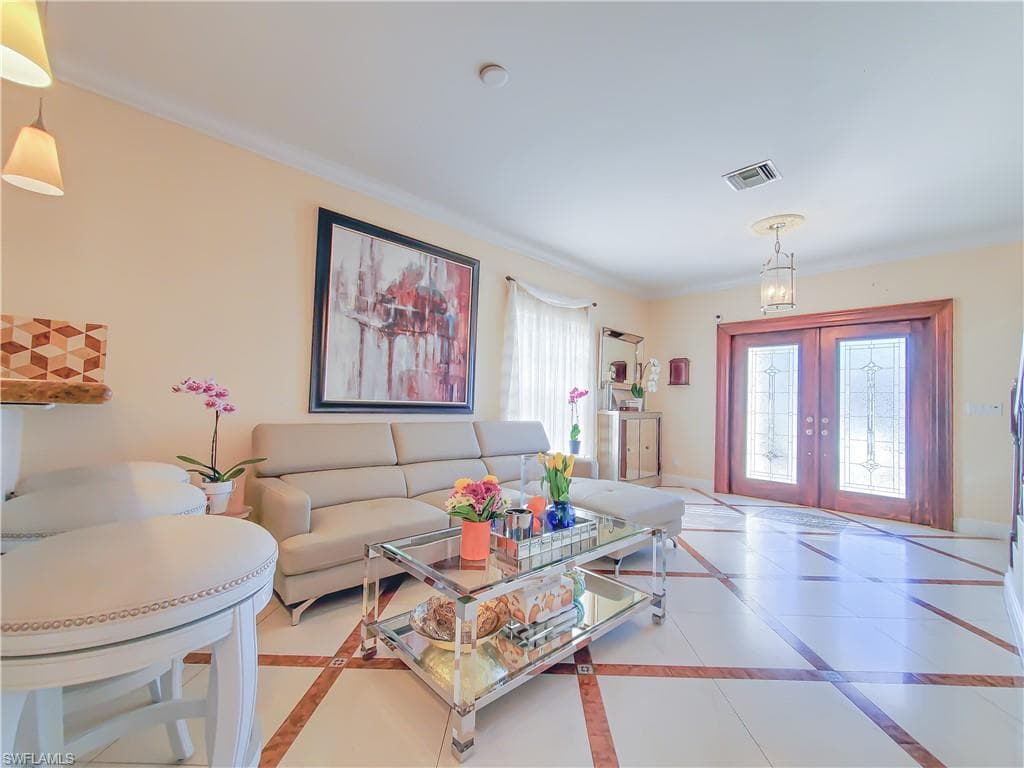 834 105th Ave N, Naples, FL 34108-7