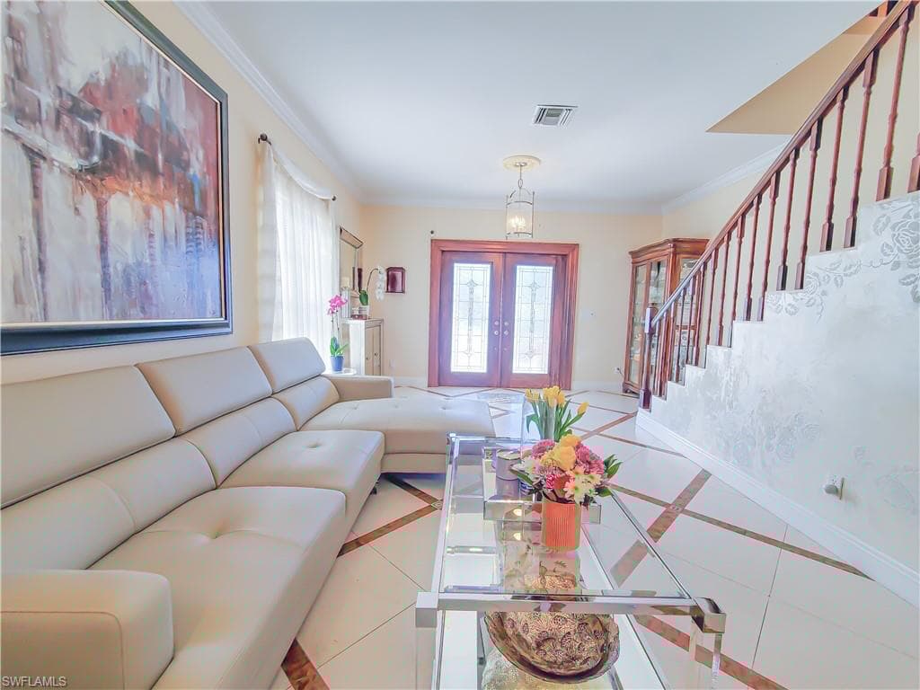 834 105th Ave N, Naples, FL 34108-8