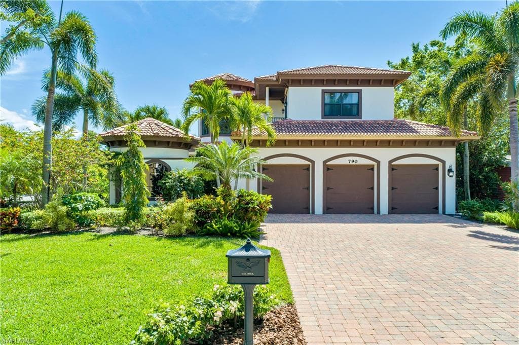 790 Broad Ct N, Naples, FL 34102-46