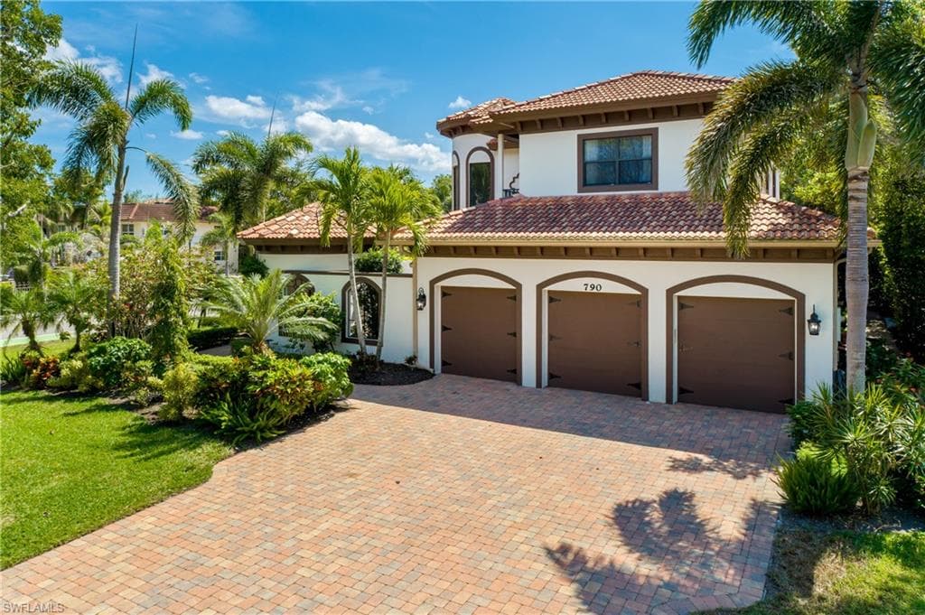 790 Broad Ct N, Naples, FL 34102-47