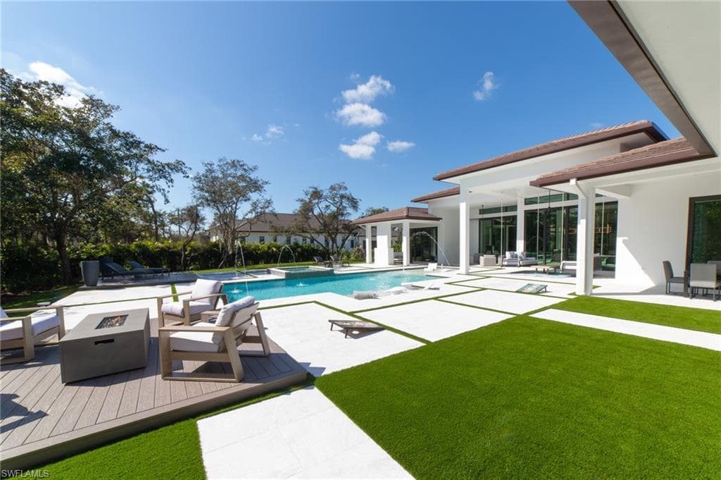 18 Caribbean Rd, Naples, FL 34108-9