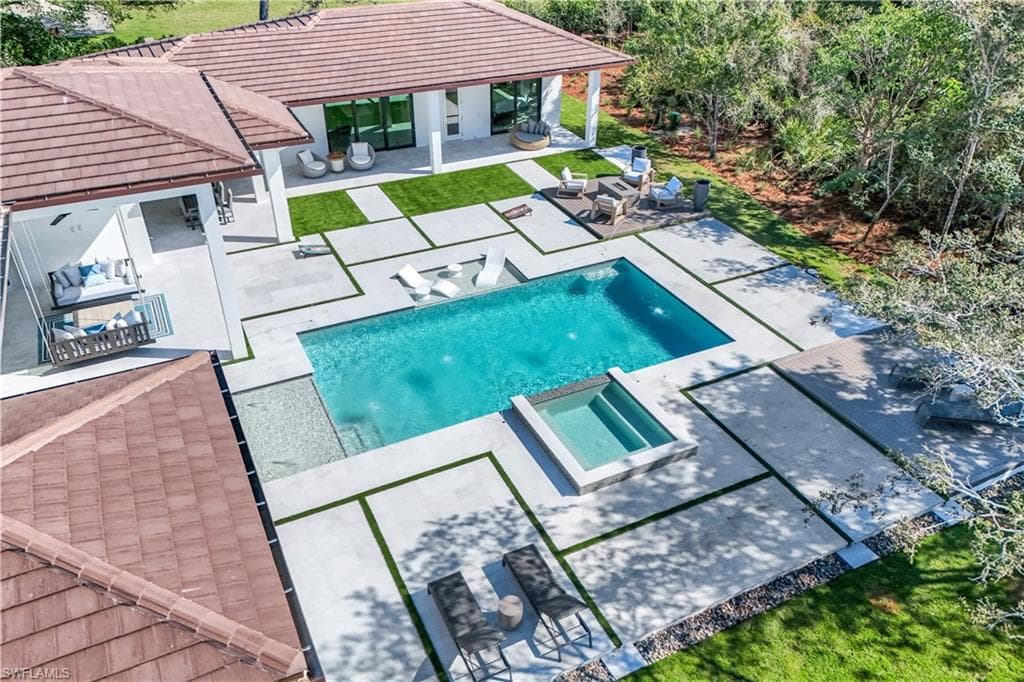 18 Caribbean Rd, Naples, FL 34108-46