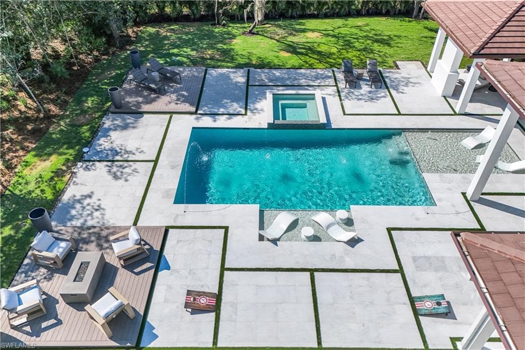 18 Caribbean Rd, Naples, FL 34108-47