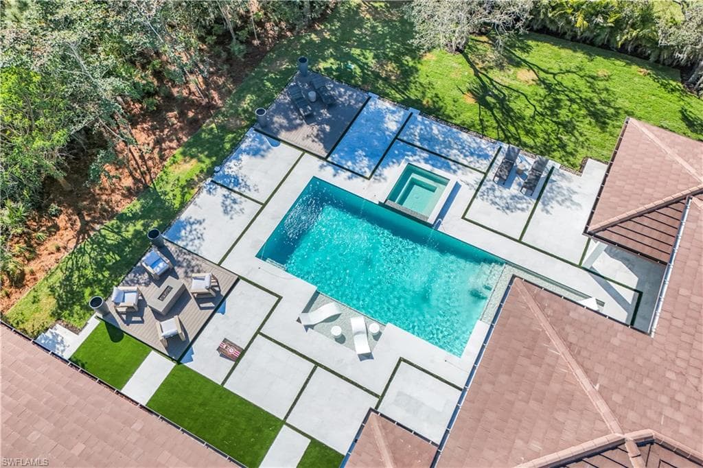 18 Caribbean Rd, Naples, FL 34108-49
