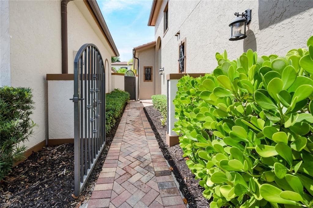 7996 Cordoba Pl, Naples, FL 34113-4