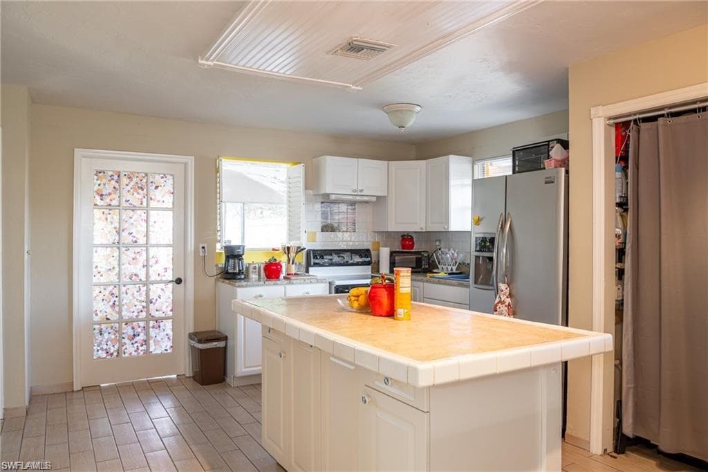 2596 Santa Barbara Blvd, Naples, FL 34116-9