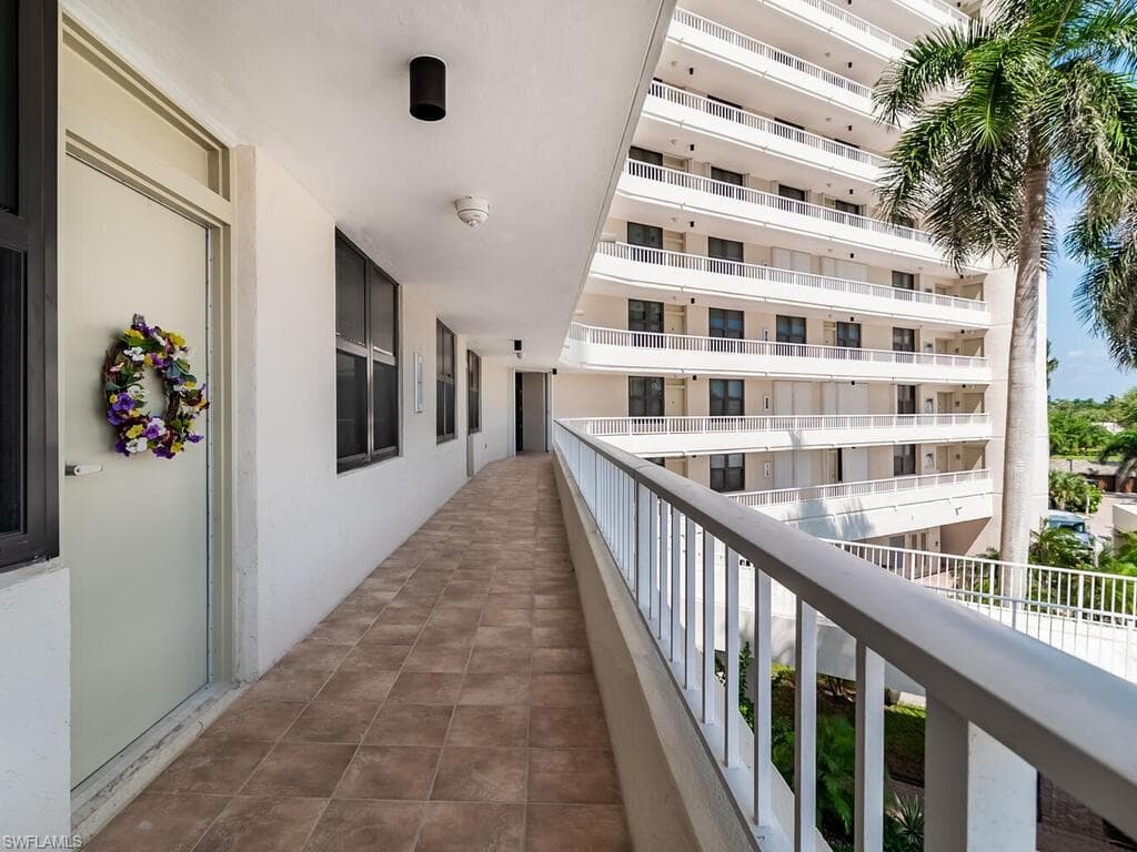 320 Seaview Ct 305, Marco Island, FL 34145-18