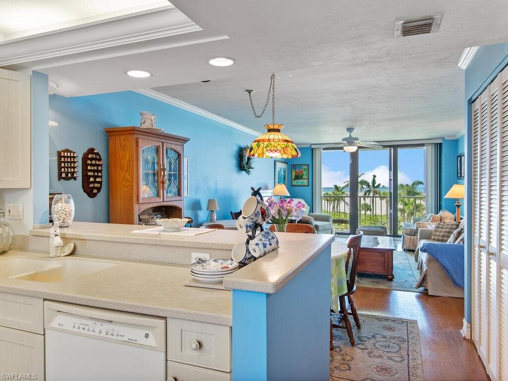 320 Seaview Ct 305, Marco Island, FL 34145-3